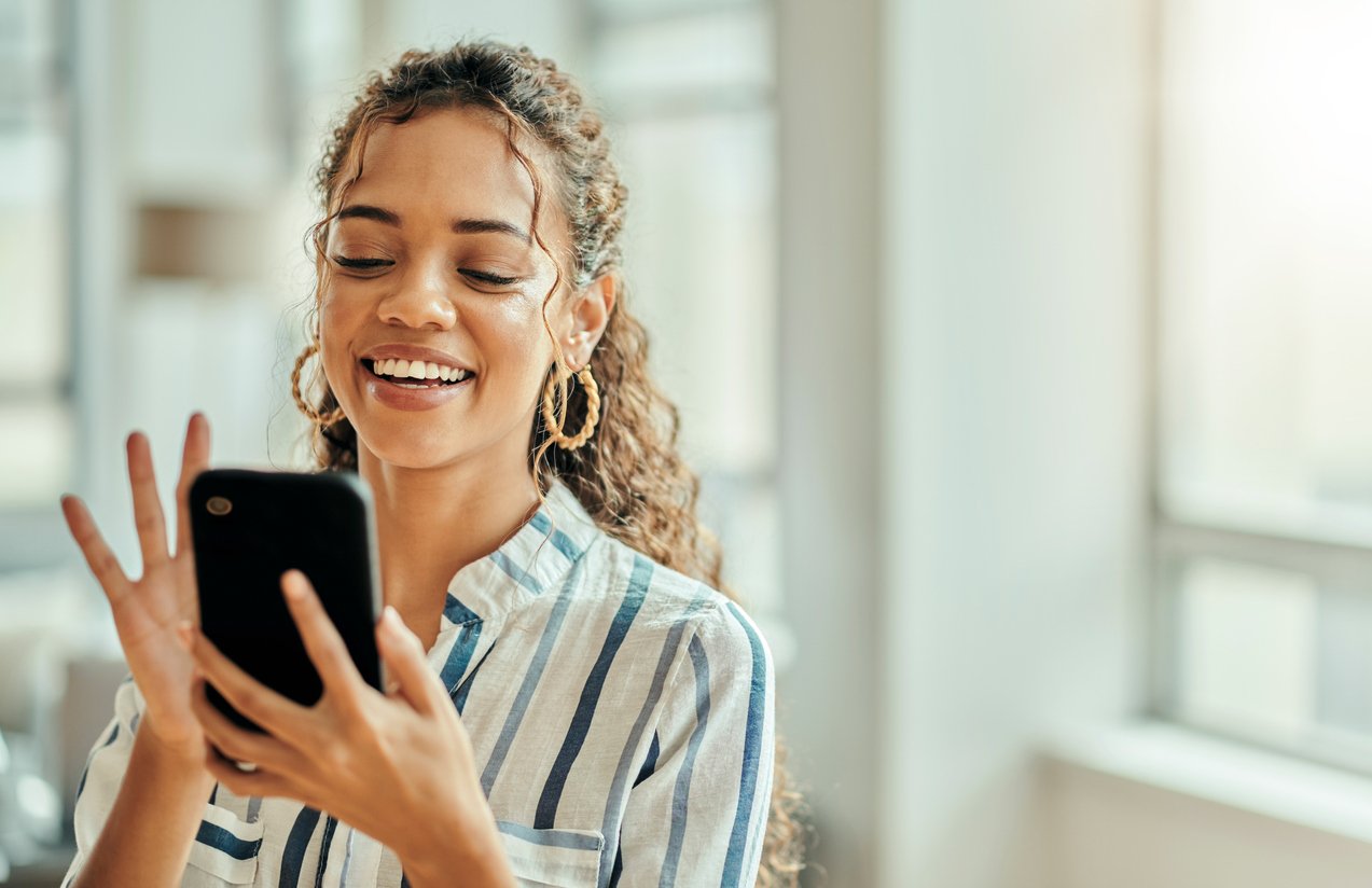 corporate employee reading a conversation on a mobile